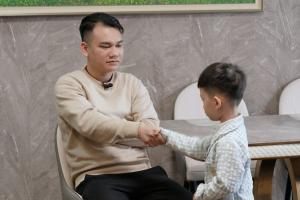 Ca sĩ Khắc Việt gây tranh cãi với cách dạy con nghiêm khắc khi vợ vắng nhà