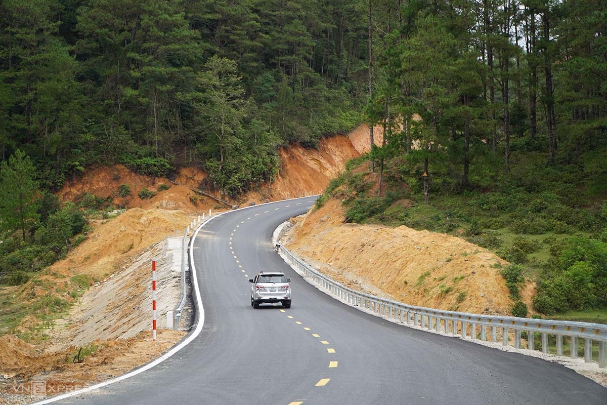 Hoàn thành 30 km đường xuyên núi nối Kon Tum với Quảng Ngãi