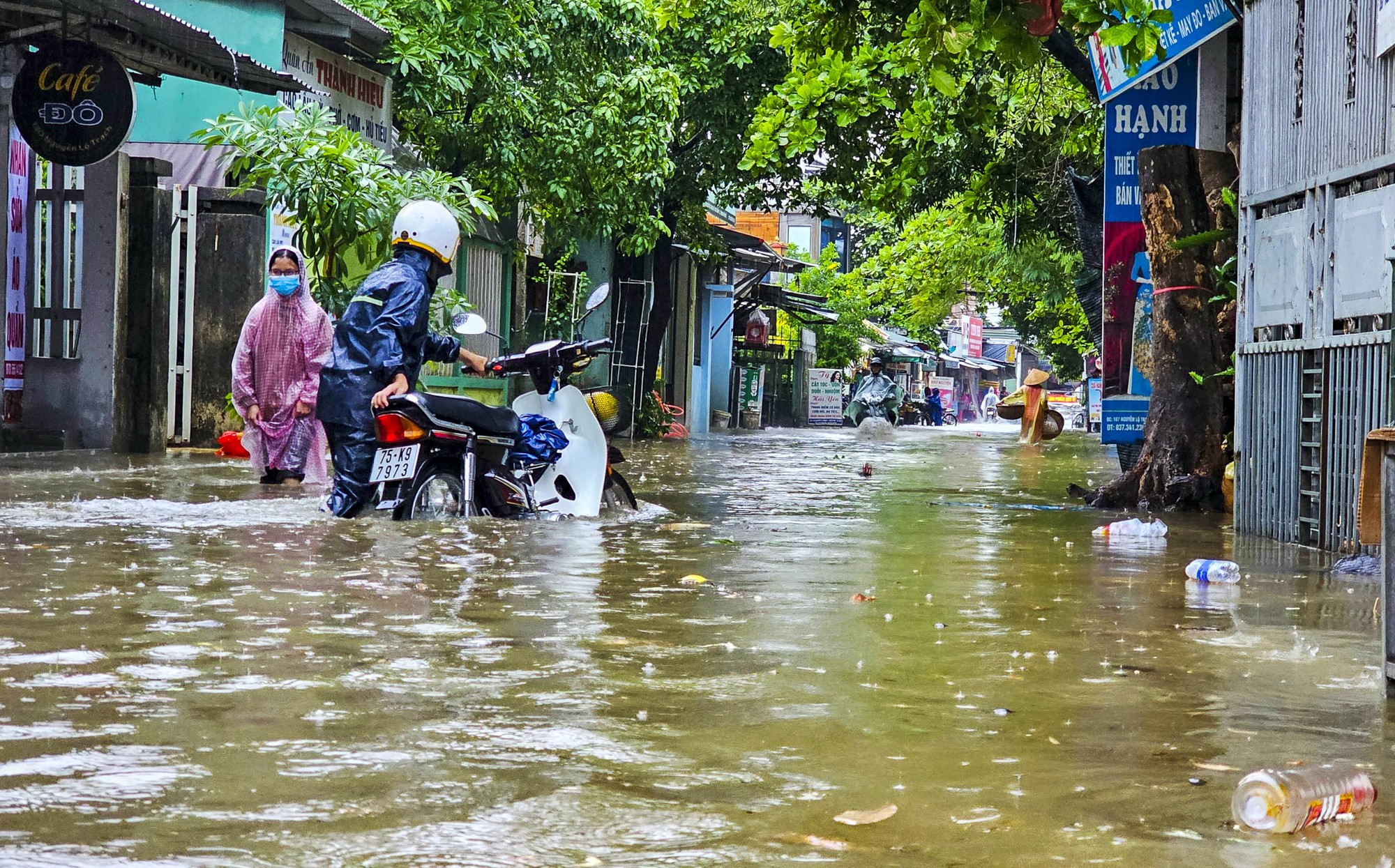 Người dân thành phố Huế 'chật vật' trong cơn mưa lớn đầu tuần